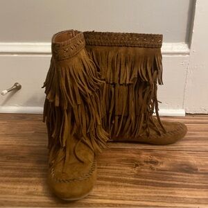 Rampage girls chic fringed suede boots size 4.
